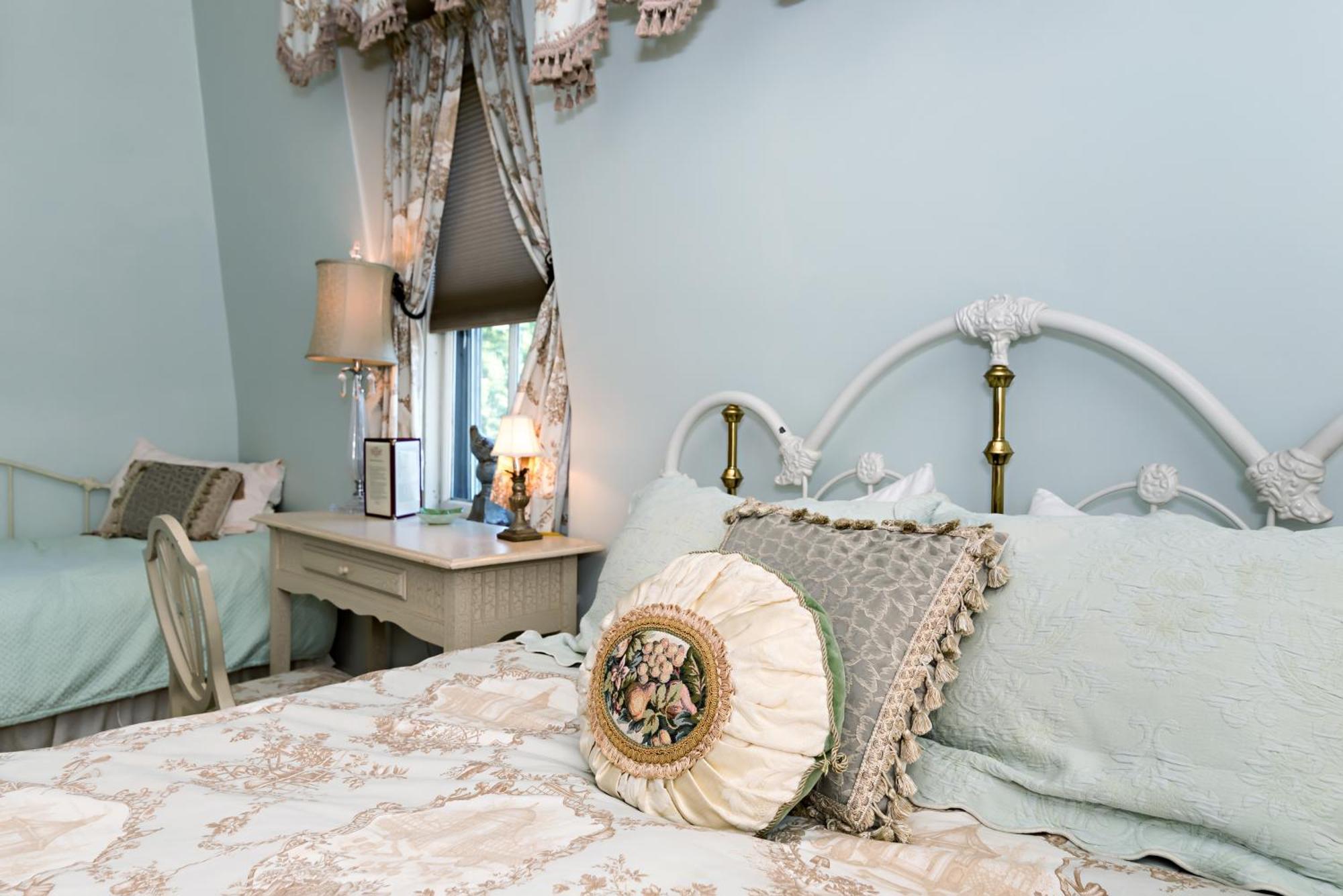 Vivienne Room