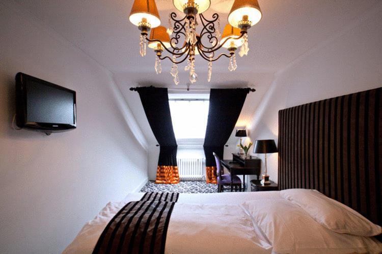 Großes Doppel-/Zweibettzimmer