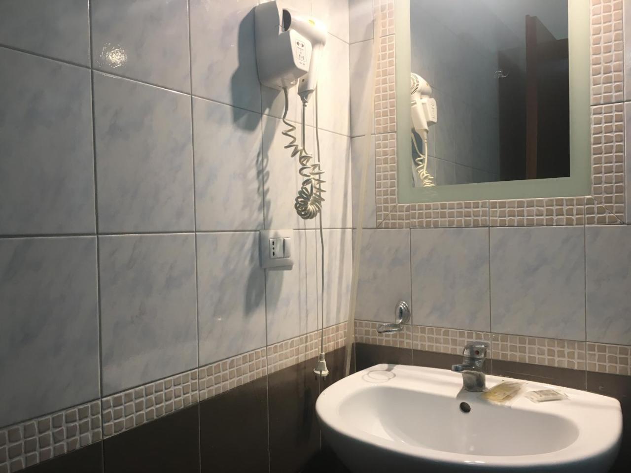 Habitación Cuádruple Económica con baño compartido
