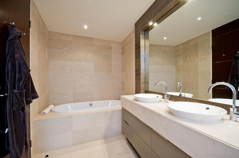 Luxury One-Bedroom Apartment - Pool Level 104