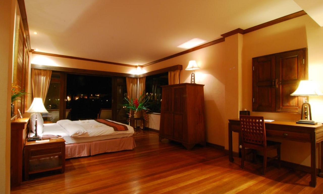 Deluxe Double or Twin Room with Side-Sea View