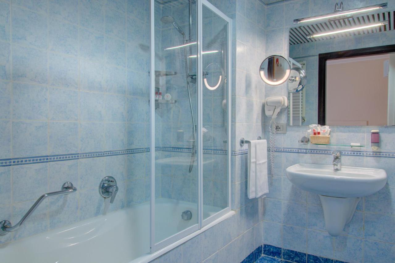 Chambre Triple Supérieure avec Balcon - Vue sur Mer