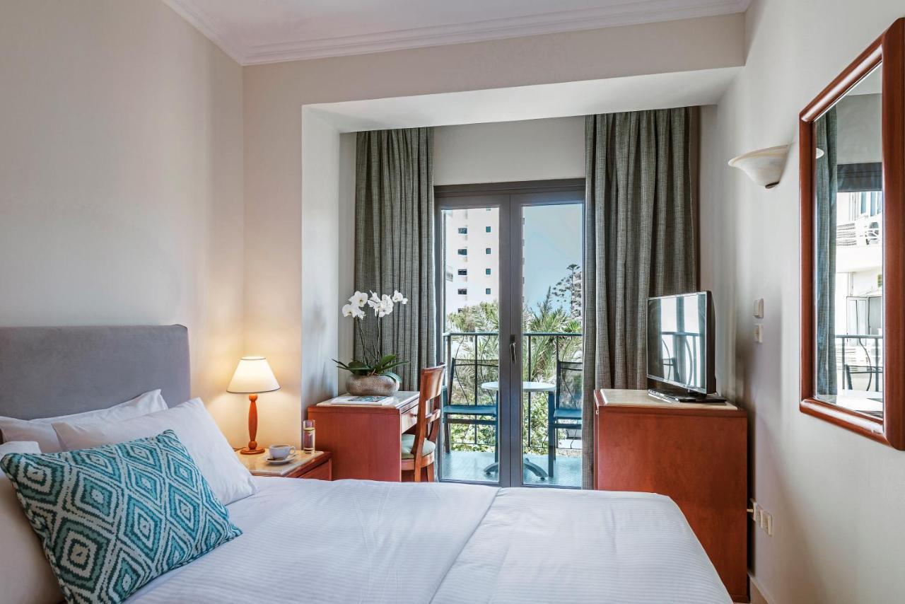 Chambre Lits Jumeaux avec Balcon et Vue Latérale sur la Mer