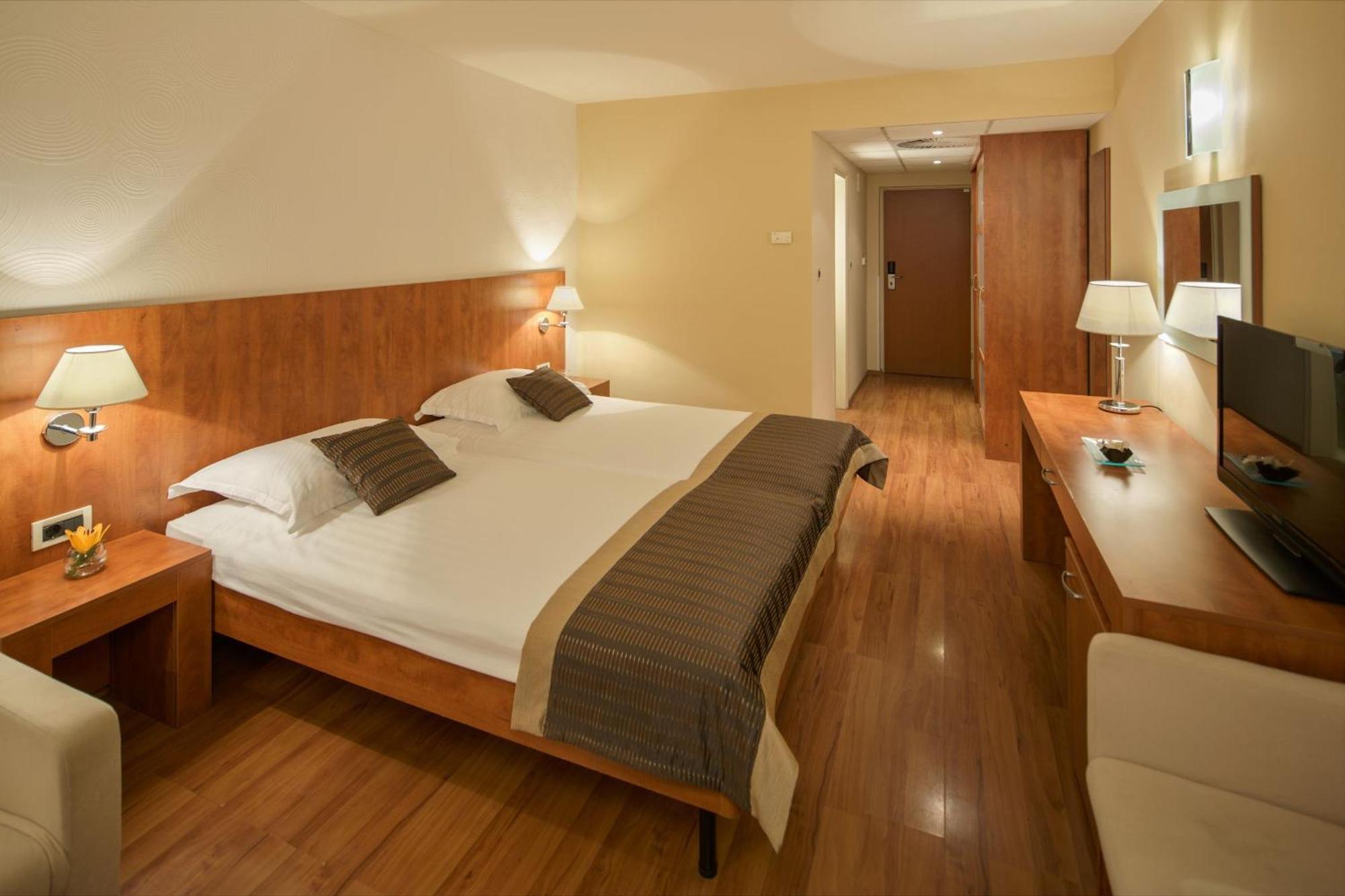 Classic Room with Balcony - Park Side