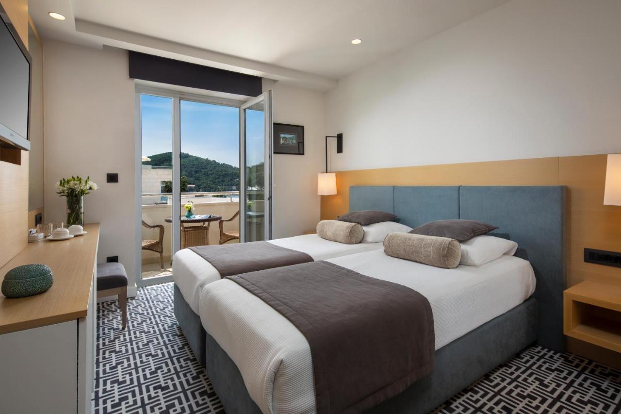 Quarto com Varanda e Vista Mar