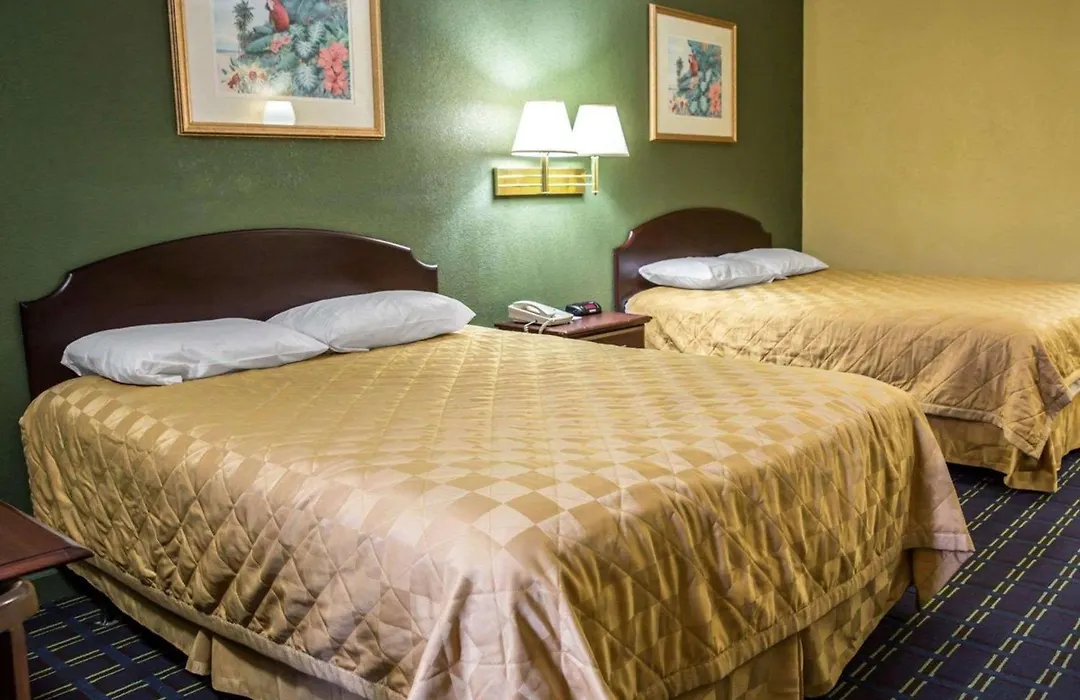 Rodeway Inn & Suites Plymouth Hwy 64-1