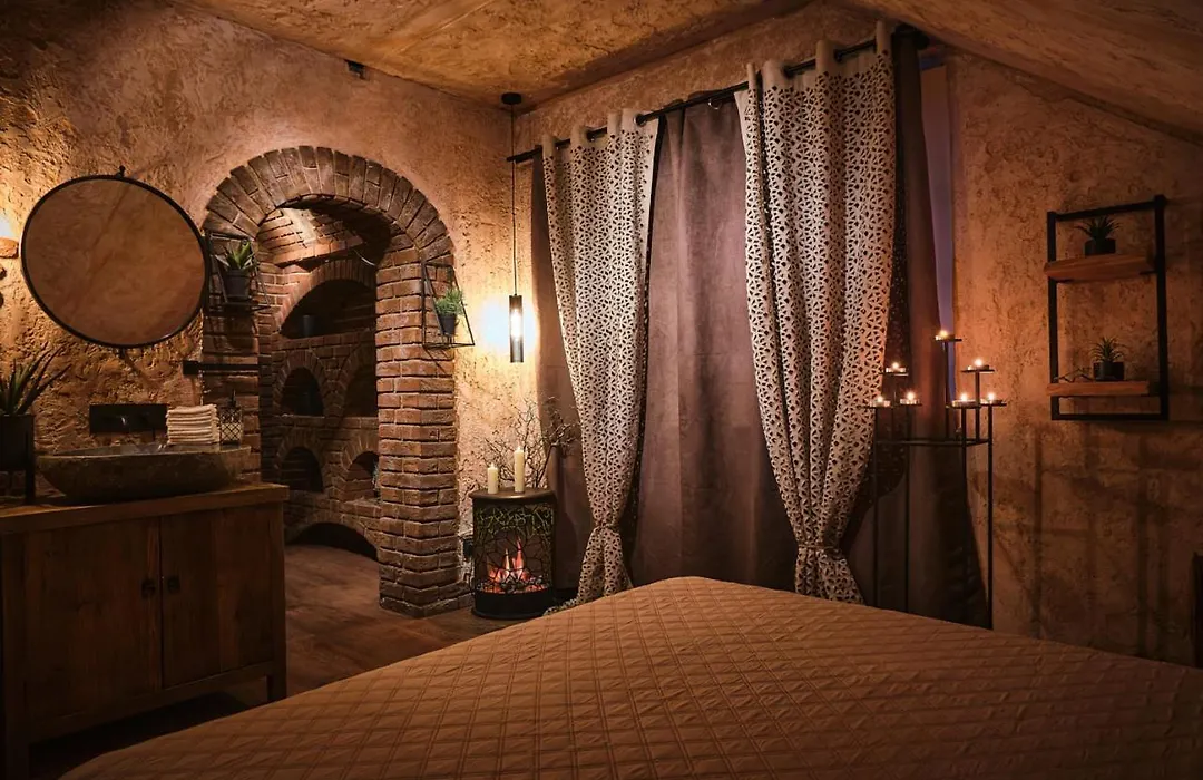 Sweet Poison Rooms-1