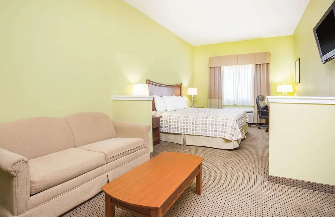Days Inn & Suites By Wyndham Swainsboro-1