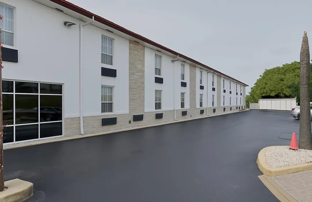 Belmont Inn & Suites-1
