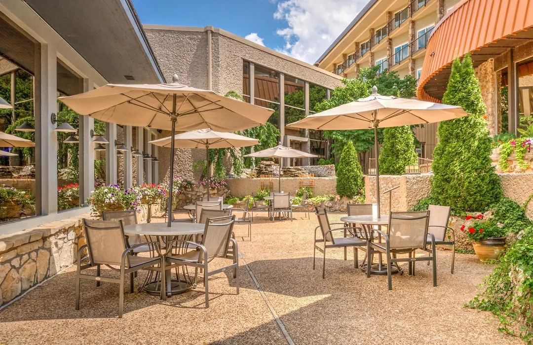 Lodge Of Four Seasons Golf Resort, Marina & Spa-1