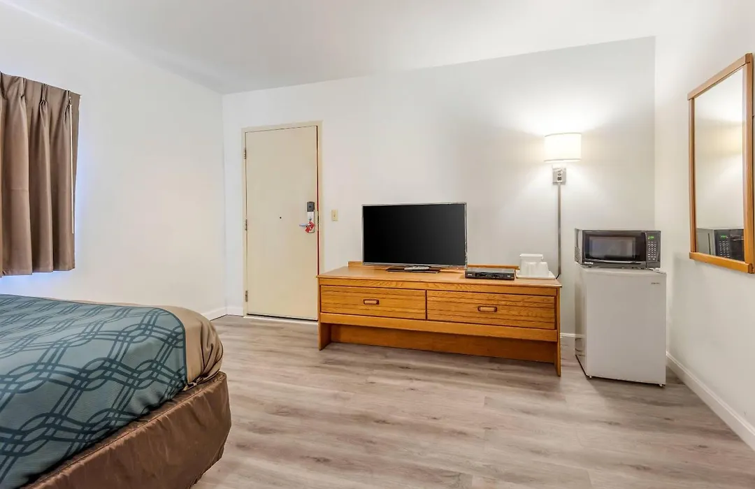 Econo Lodge Saint Albans-1
