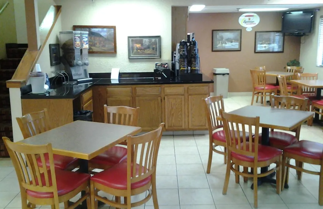 Super 8 By Wyndham Plymouth-1