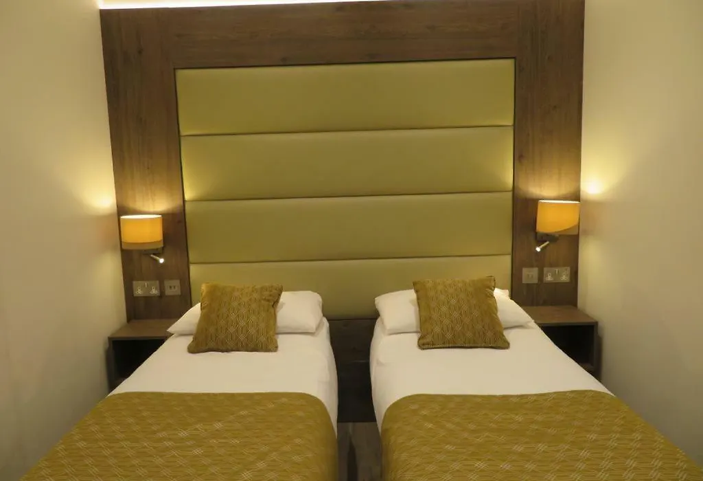 Glendale Hyde Park Hotel-1