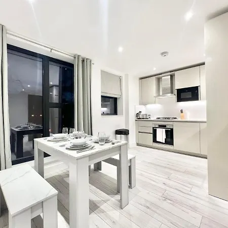 Queens Luxury Apartments Wembley Stadium - London-3