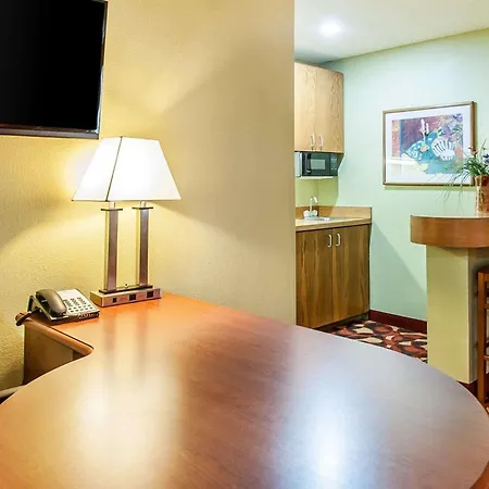 Quality Inn & Suites Kansas City I-435N Near Sports Complex-2