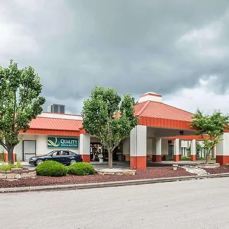 Quality Inn & Suites Kansas City I-435N Near Sports Complex-3