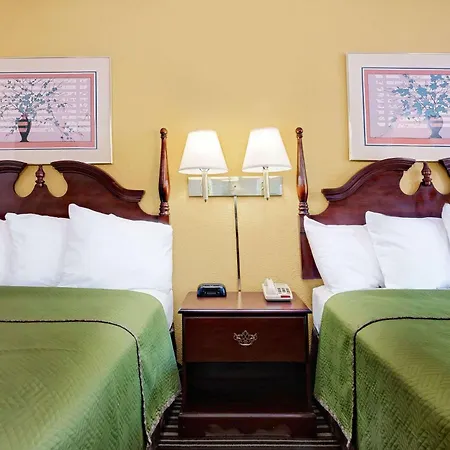 Travelodge By Wyndham Chambersburg-2
