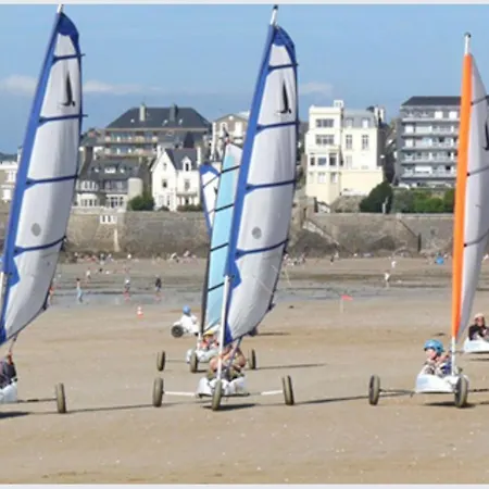 STUDIO 3 Mn de la PLAGE Terrasse Vélos Proche de la ville fortifiée-3