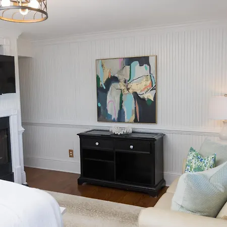 The Burrus House Inn Waterfront Suites-3