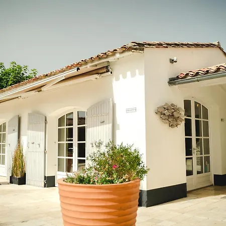 Le Clos Saint-Martin Hotel & Spa-3