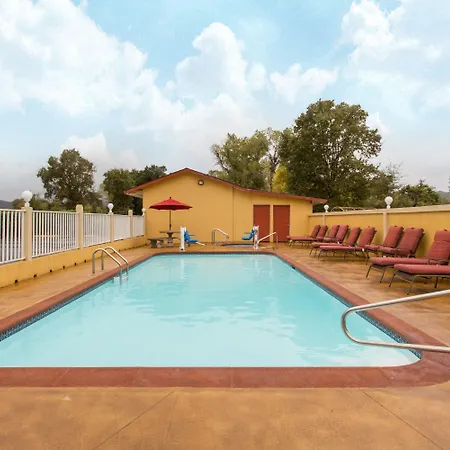 Upper Lake Inn & Suites-2