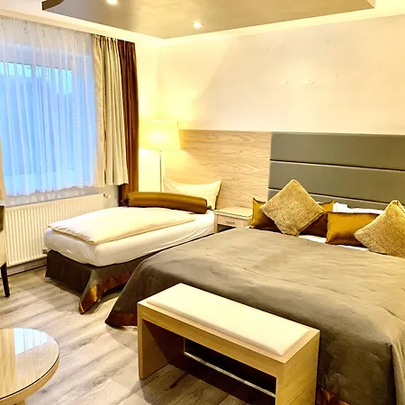 Boutique Hotel Goldene Henne-3