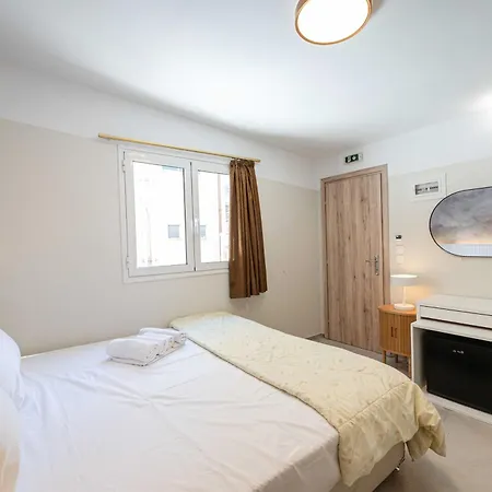 Lux Hotel 5 Mins Walk From Port Of Piraeus And Metro Station-3