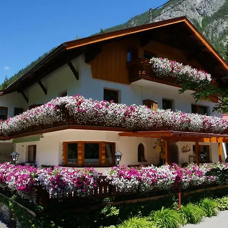 Gästehaus Almrausch, Ferienanlage mit Pool-3