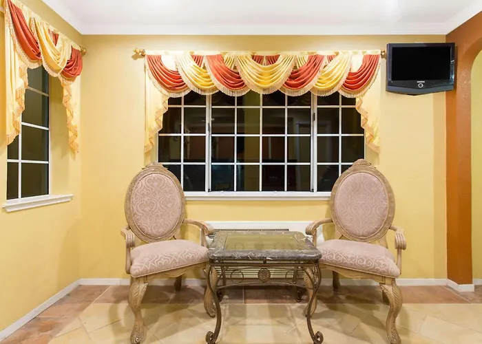 Upper Lake Inn & Suites