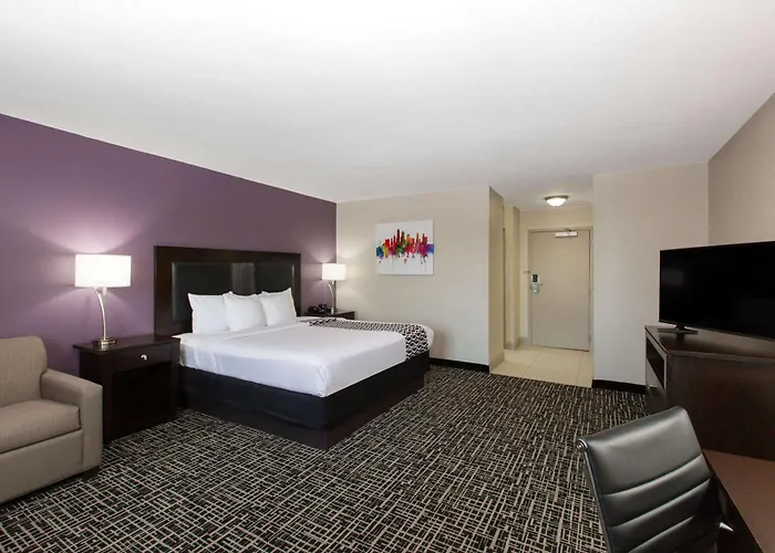 La Quinta By Wyndham Blue Springs Hotel