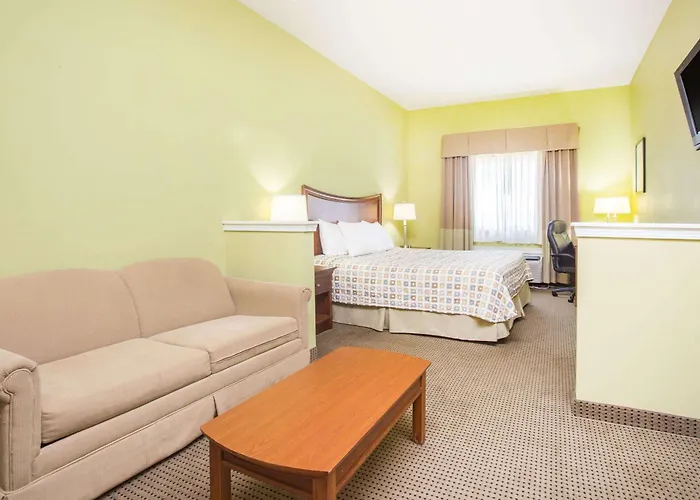 Days Inn & Suites By Wyndham Swainsboro