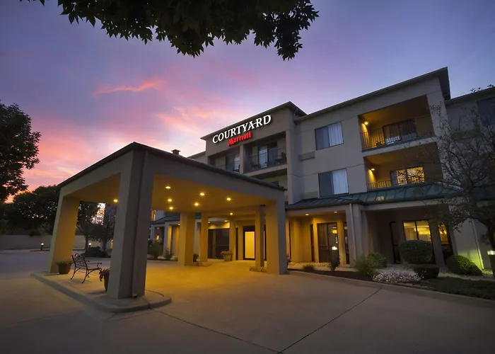 Courtyard By Marriott Champaign