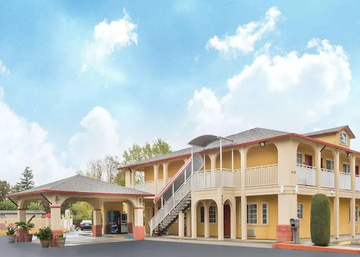 Upper Lake Inn & Suites