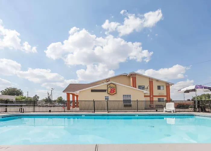 Super 8 By Wyndham Chickasha Hotel