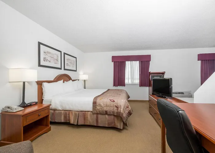Baymont By Wyndham Marshfield Hotel