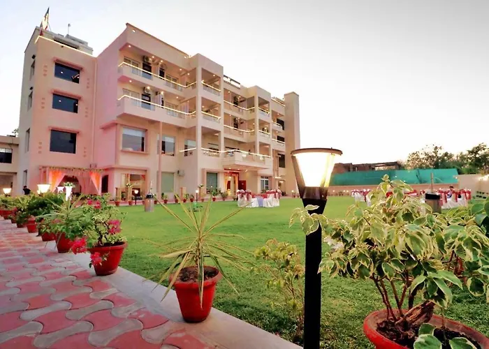 Genx Crescent Lucknow Hotel